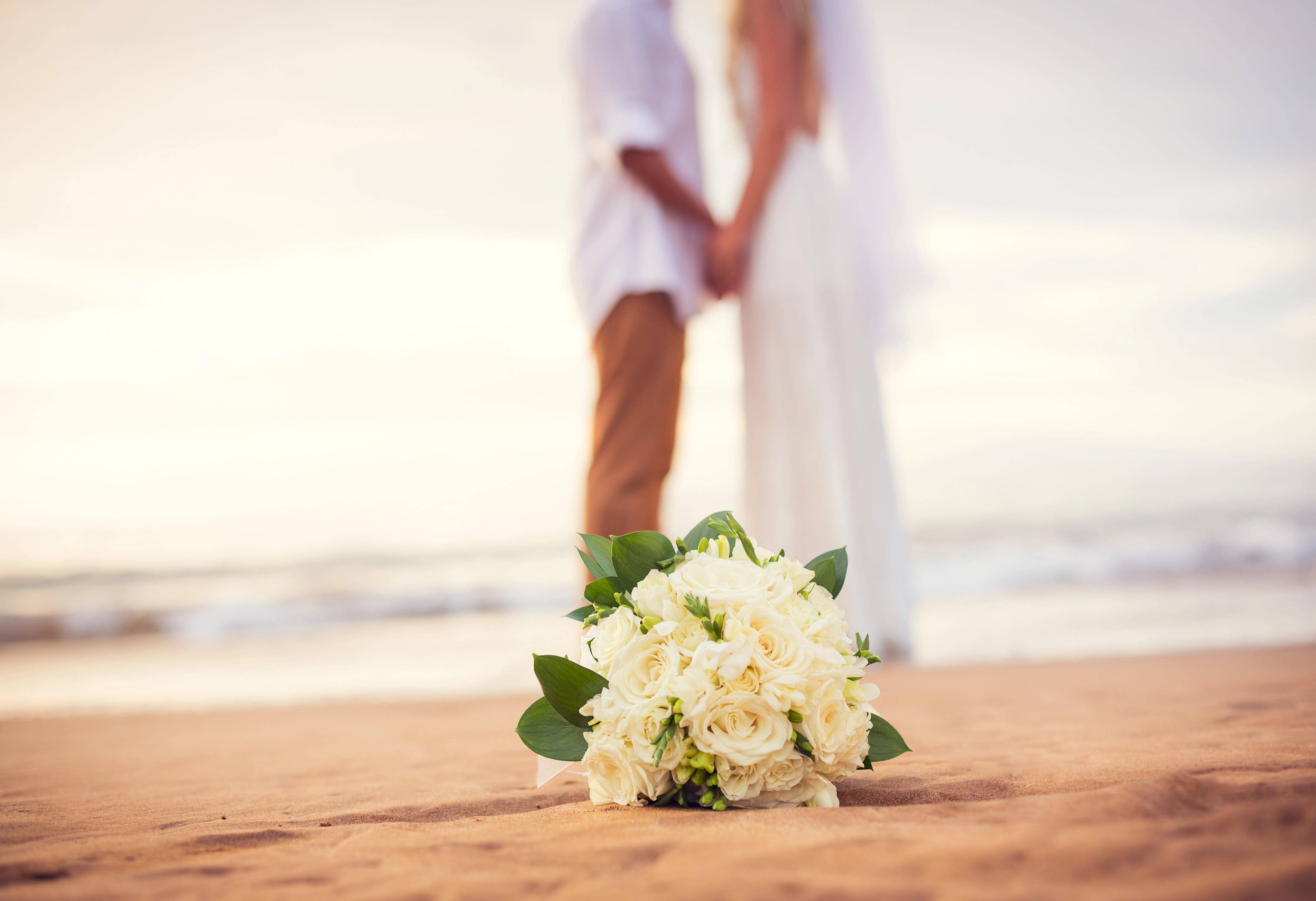 How to Select Flowers for a Beach Wedding: Nautical Elegance by the Shore